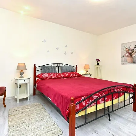 Apartment Ferienwohnung Fuer 4 Personen Ca 60 Qm In Pula, Istrien Istrische Riviera - B52736 *